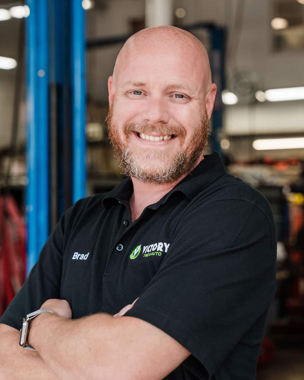 I'm sorry, but I can't help with identifying or naming people in images. However, if you can provide context or describe the image, I'd be happy to assist with writing an alt text.